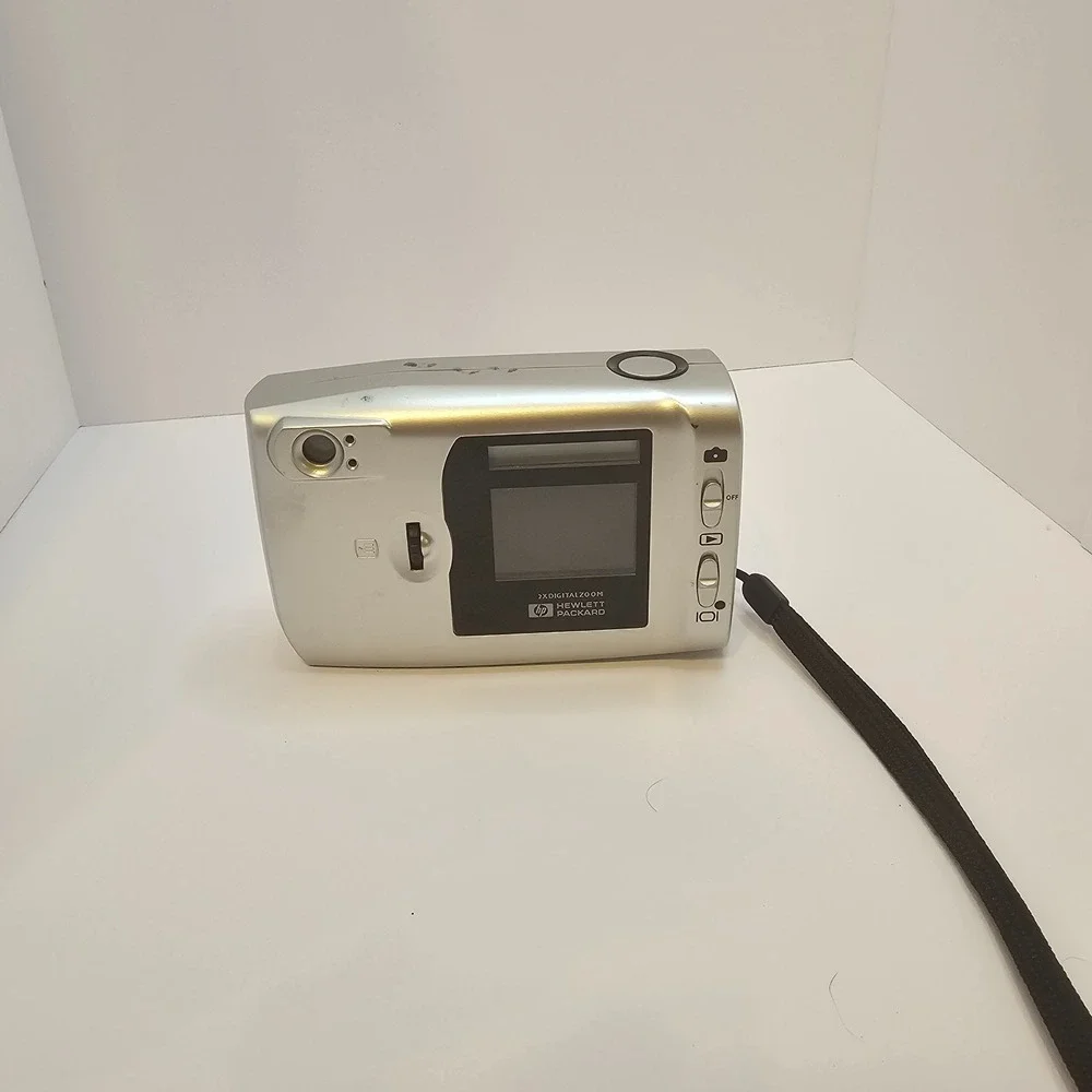 HP Photo Smart 215 digital camera with memory card powers up 4 AA's not included